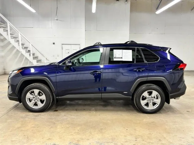 Used 2022  Toyota XLE image 4