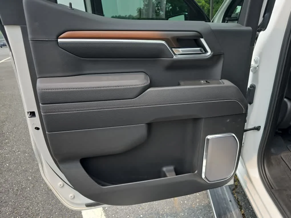 Used 2025 White Frost Tricoat GMC Denali image 15