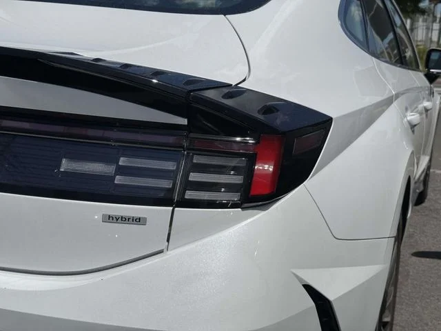 Used 2025 White Hyundai SEL image 12