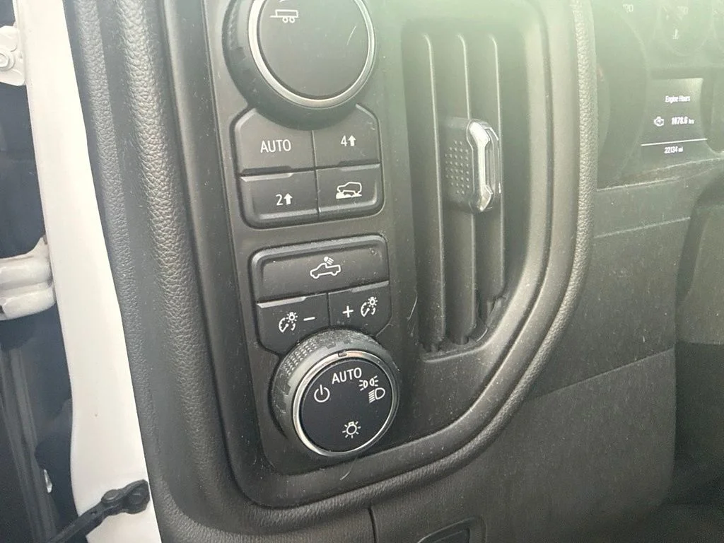 Used 2022 White Chevrolet Custom image 11