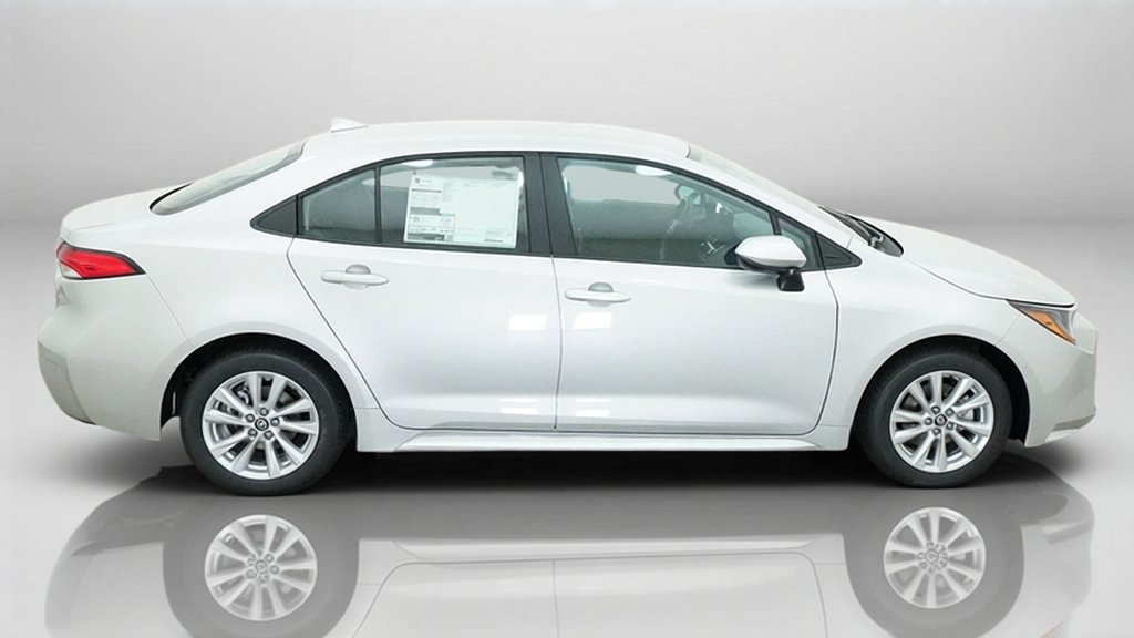 New 2027 Classic Silver Metallic Toyota LE image 7