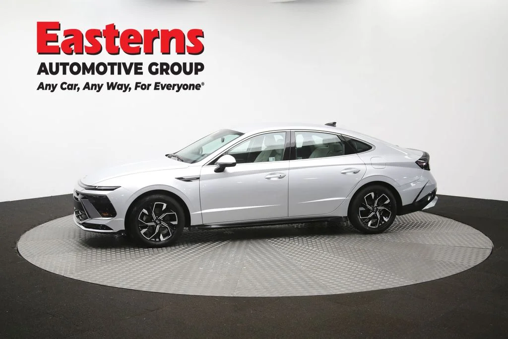 Used 2025 Silver Hyundai SEL image 59