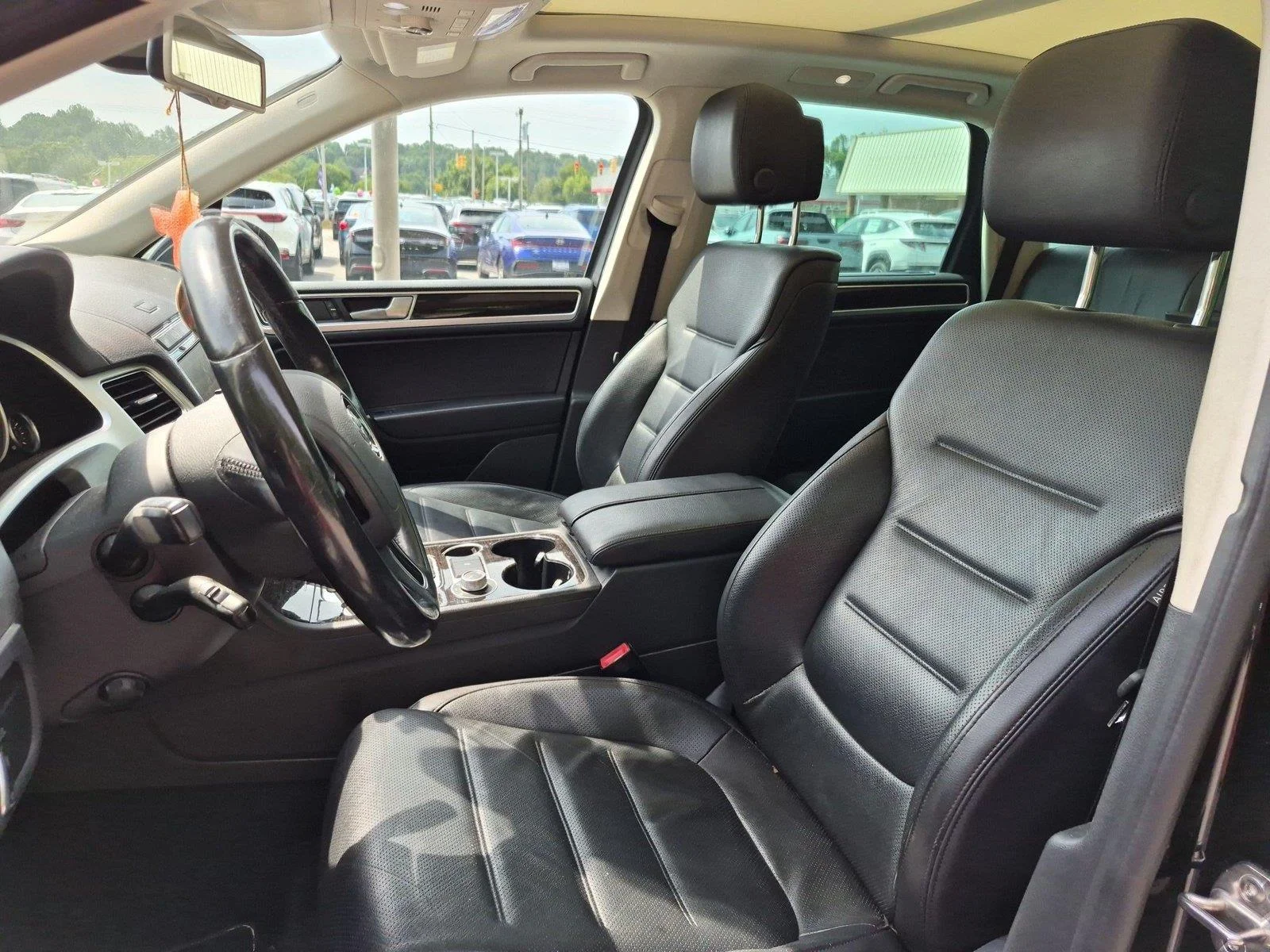 Used 2016 Deep Black Pearl Volkswagen Executive image 18