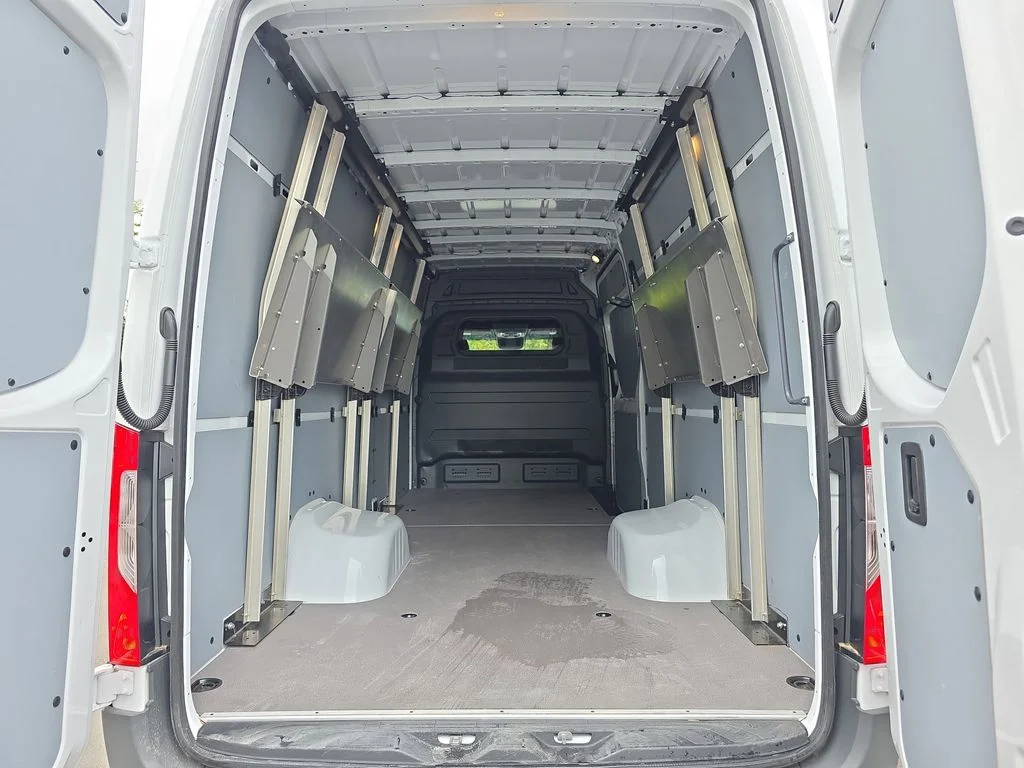 Used 2024  Mercedes-Benz Cargo 170 WB image 14