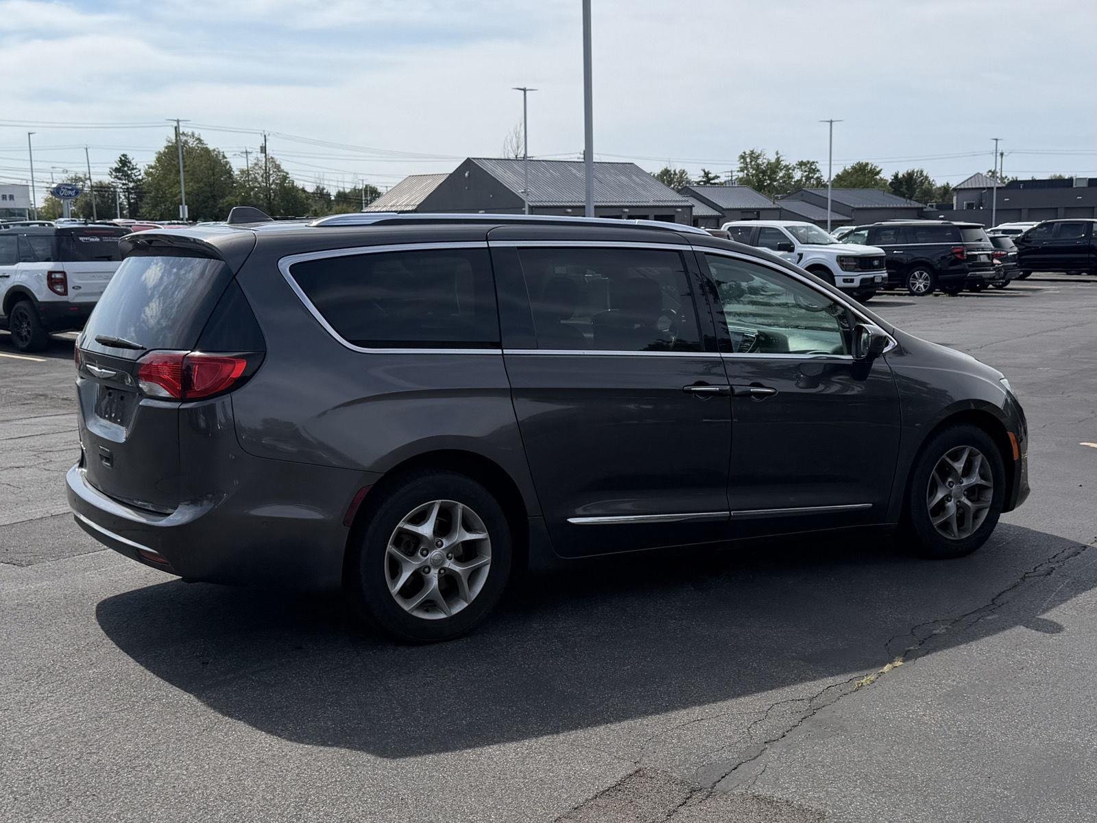Used 2017 Granite Crystal Metallic Clearcoat Chrysler Touring-L Plus image 4