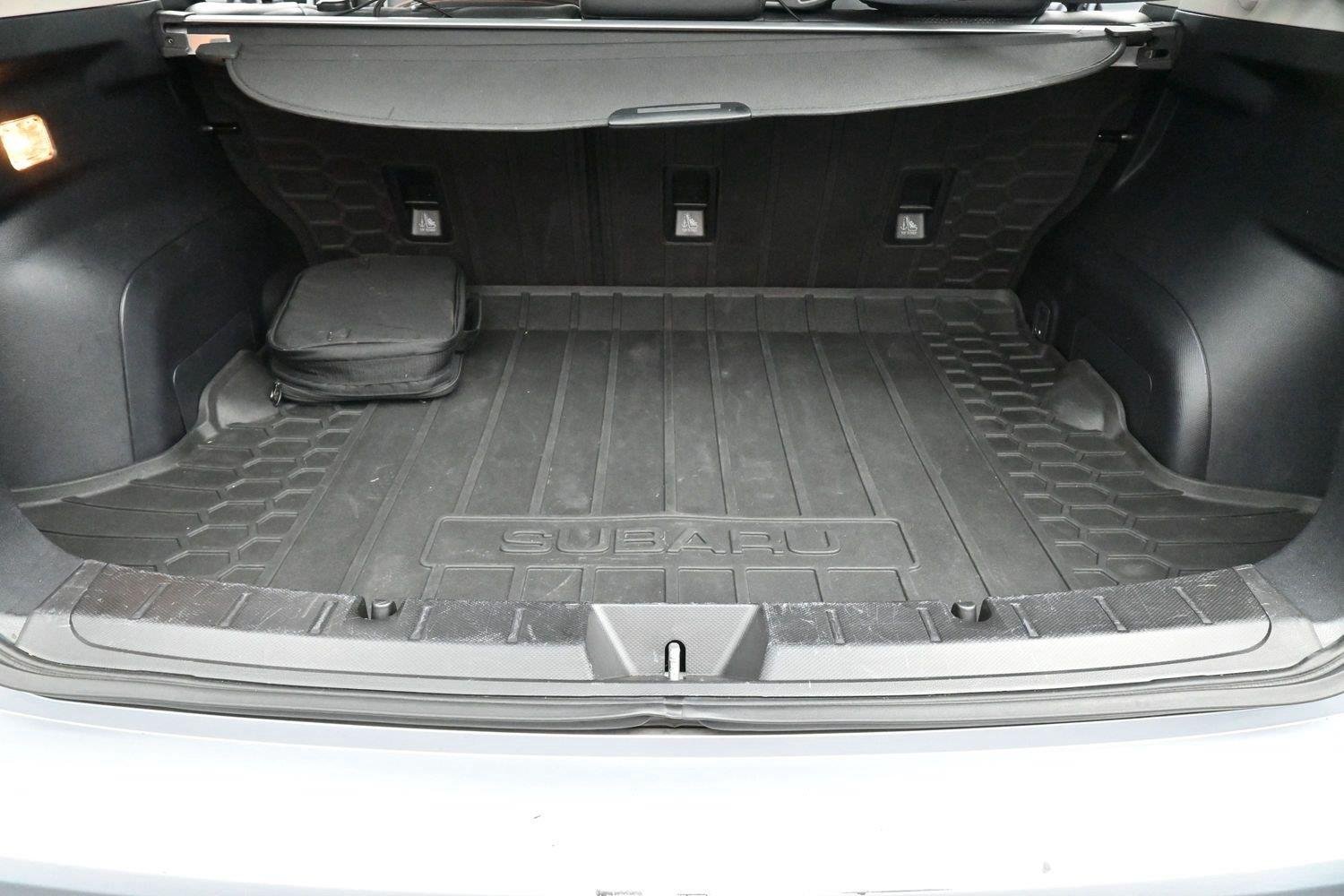 Used 2018 Ice Silver Metallic Subaru Limited image 9