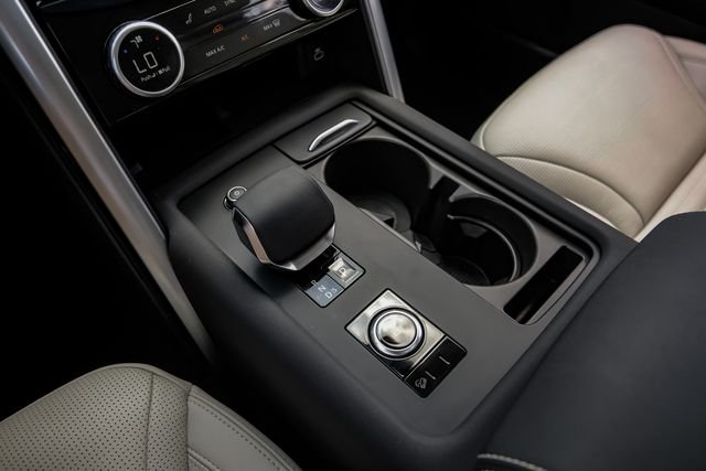 Used 2025 White Land Rover Dynamic SE image 31