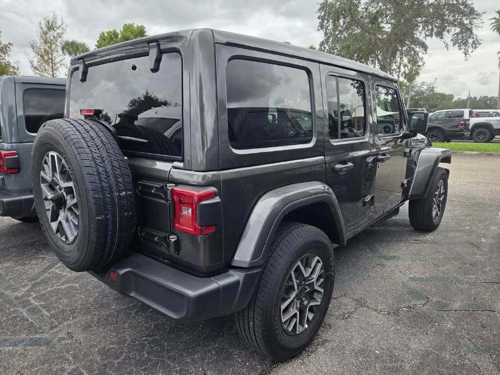 Used 2026 Granite Crystal Metallic Clearcoat Jeep Sahara image 5