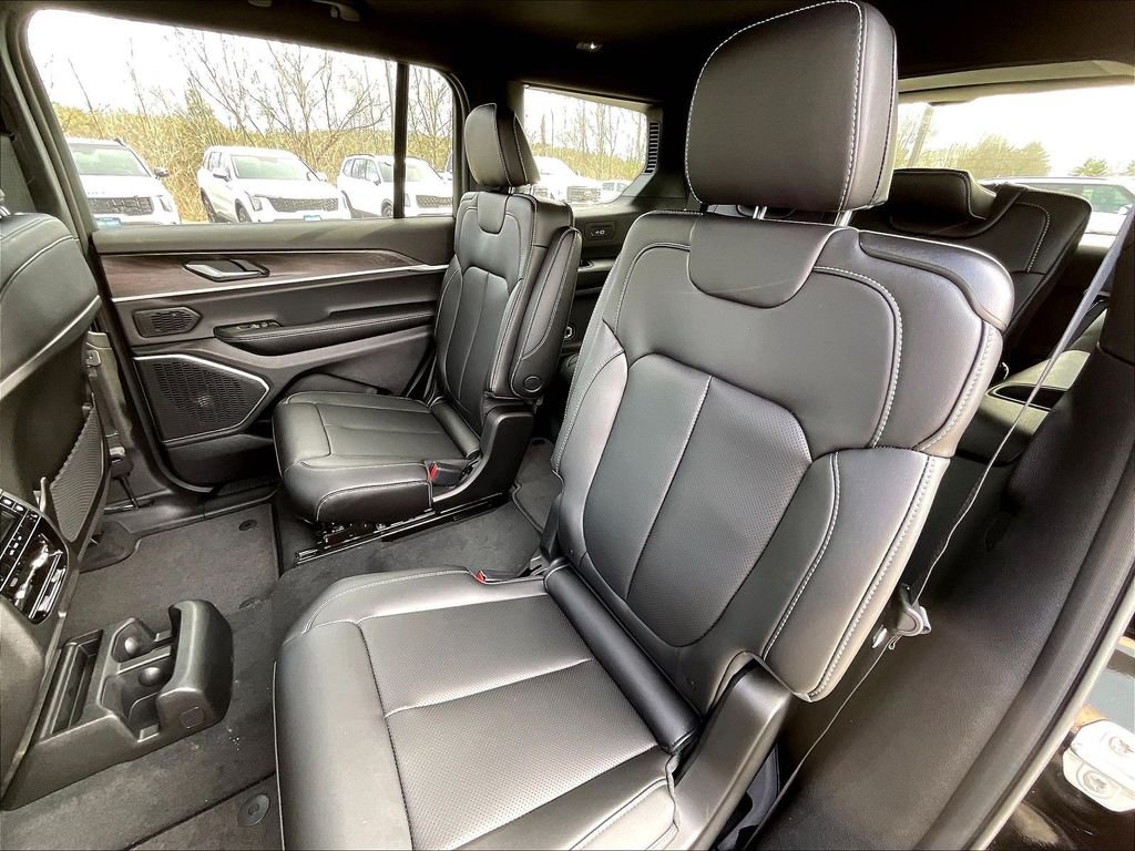New 2026 Diamond Black Crystal Pearlcoat Jeep Limited image 15