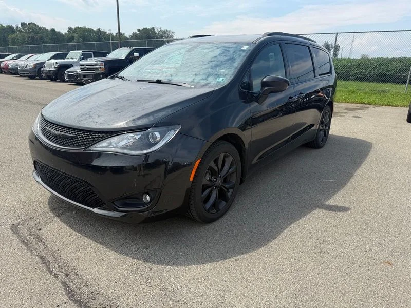 Used 2019 Black Chrysler Touring L image 2
