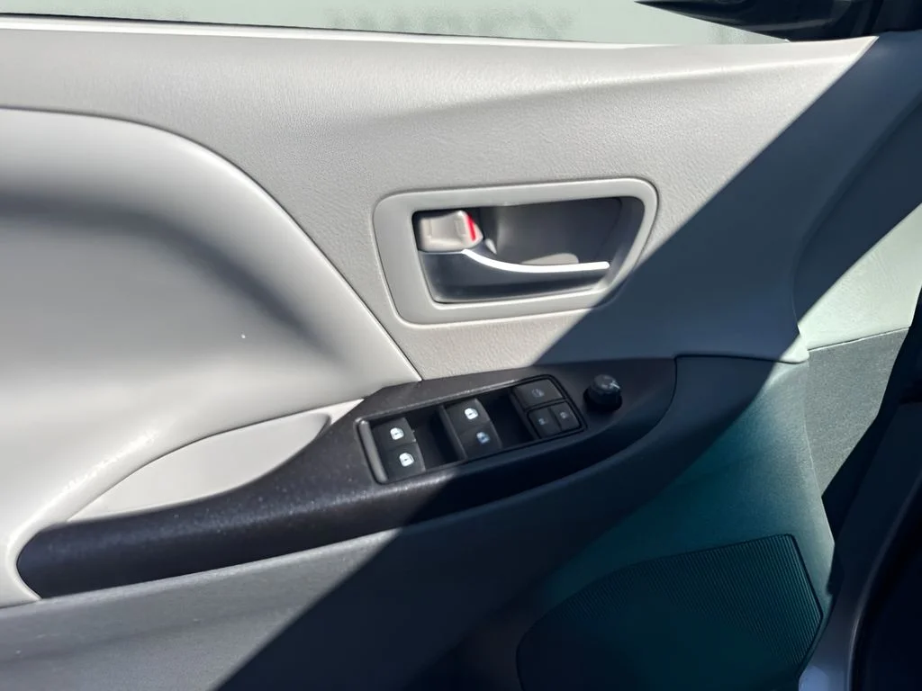 Used 2015 Silver Toyota LE image 14