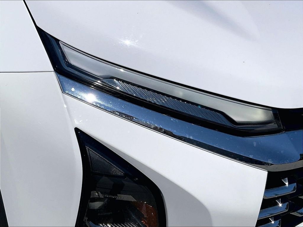 Used 2025 White Chevrolet LT image 31