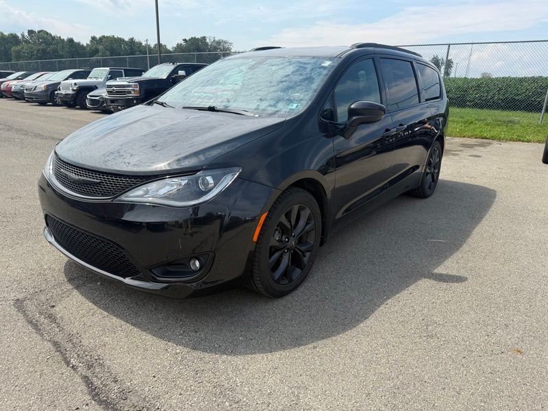 Used 2019 Black Chrysler Touring L image 2