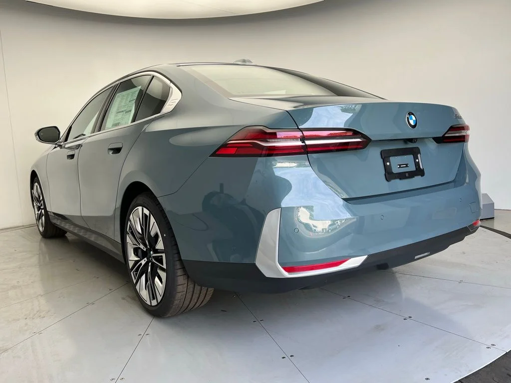 Used 2026 Cape York Green Metallic BMW 530i image 4