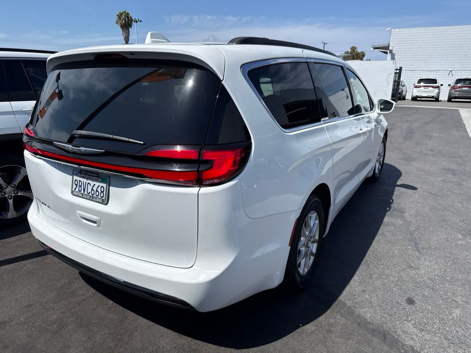 Used 2022 Bright White Clearcoat Chrysler Touring L image 10
