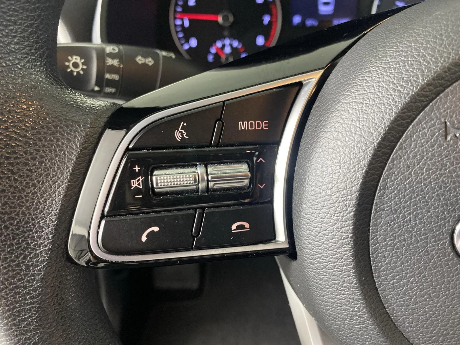 Used 2020 Clear White Kia LXS image 14