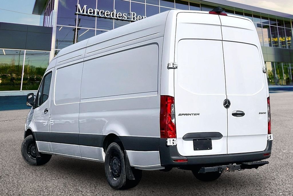 New 2025  Mercedes-Benz Cargo 170 WB image 3