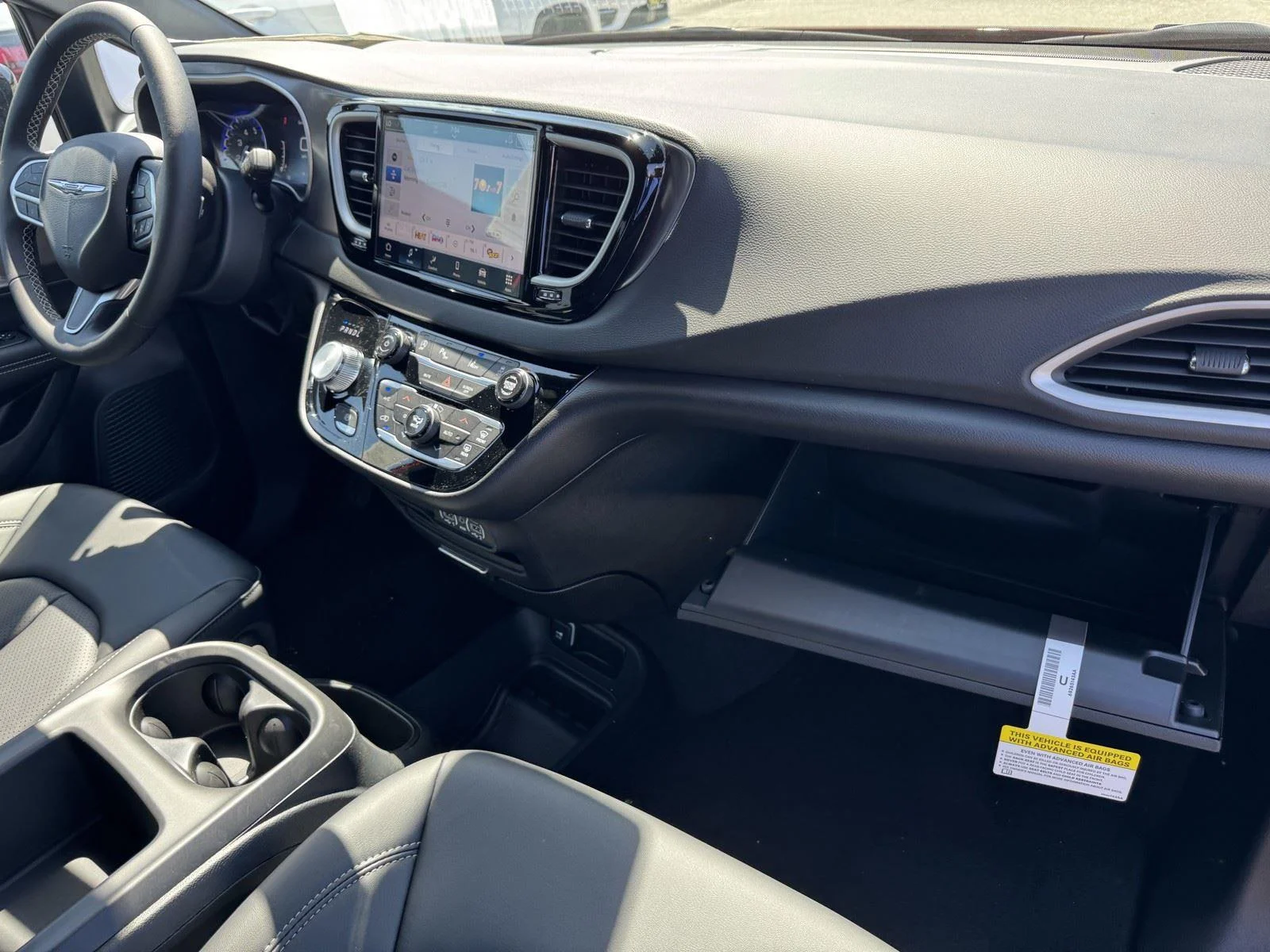 2025 Chrysler Voyager LX - Photo 8