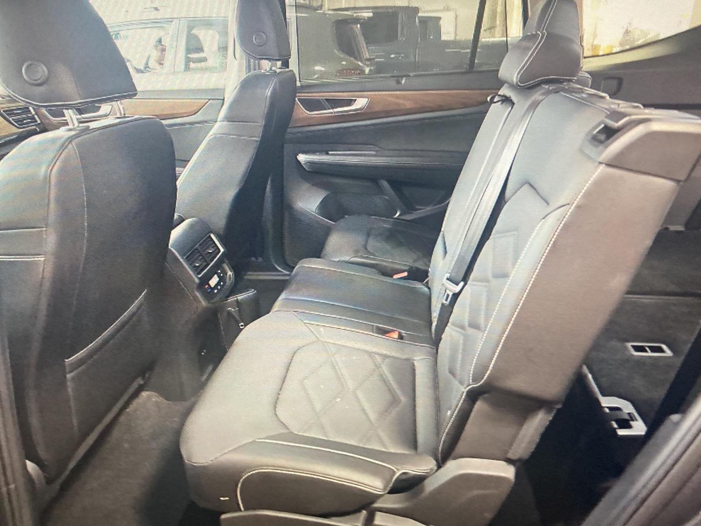 Used 2025  Volkswagen 2.0T SE w/Technology image 7