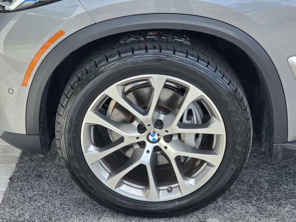 Used 2024 Gray BMW sDrive40i image 6