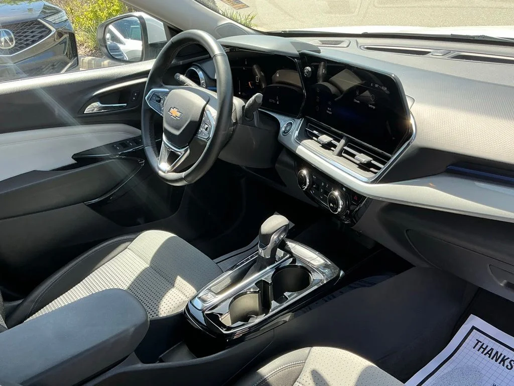 Used 2025 White Chevrolet LT image 11
