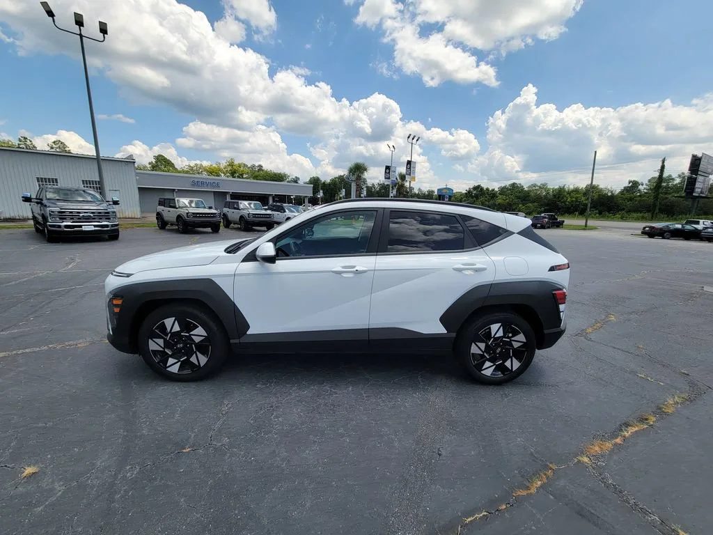 Used 2025 White Hyundai SEL image 2