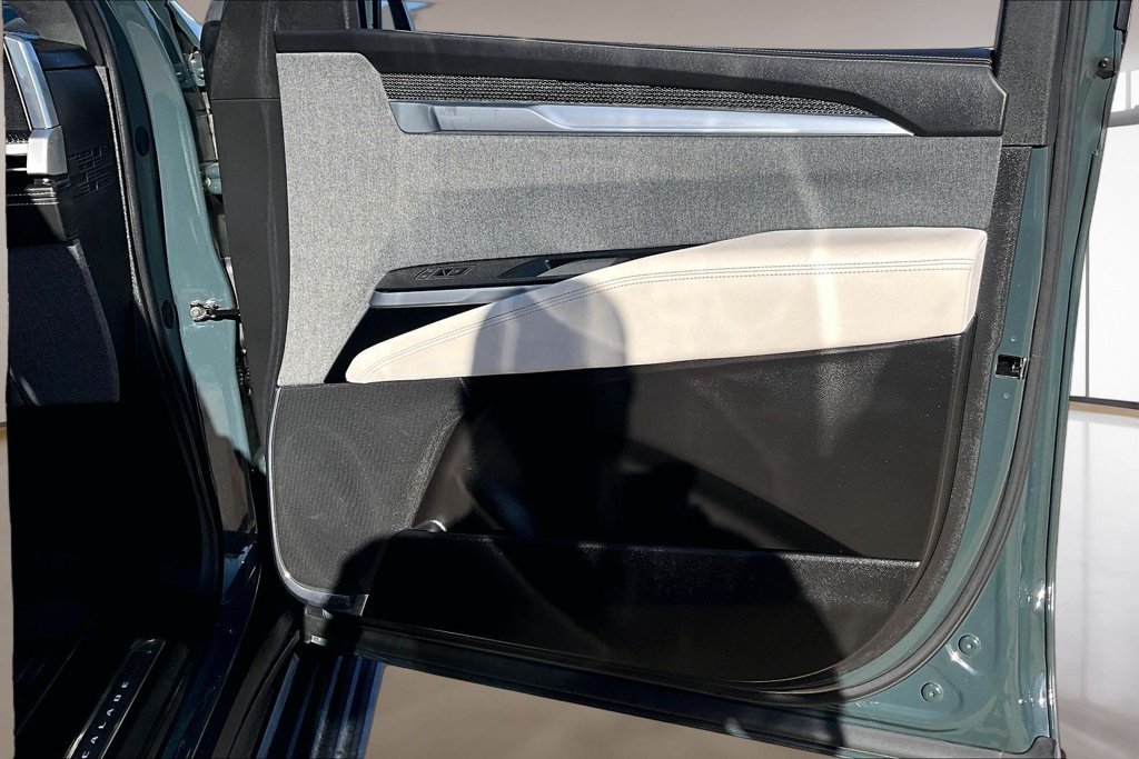 Used 2025 Green Cadillac V-Series image 19