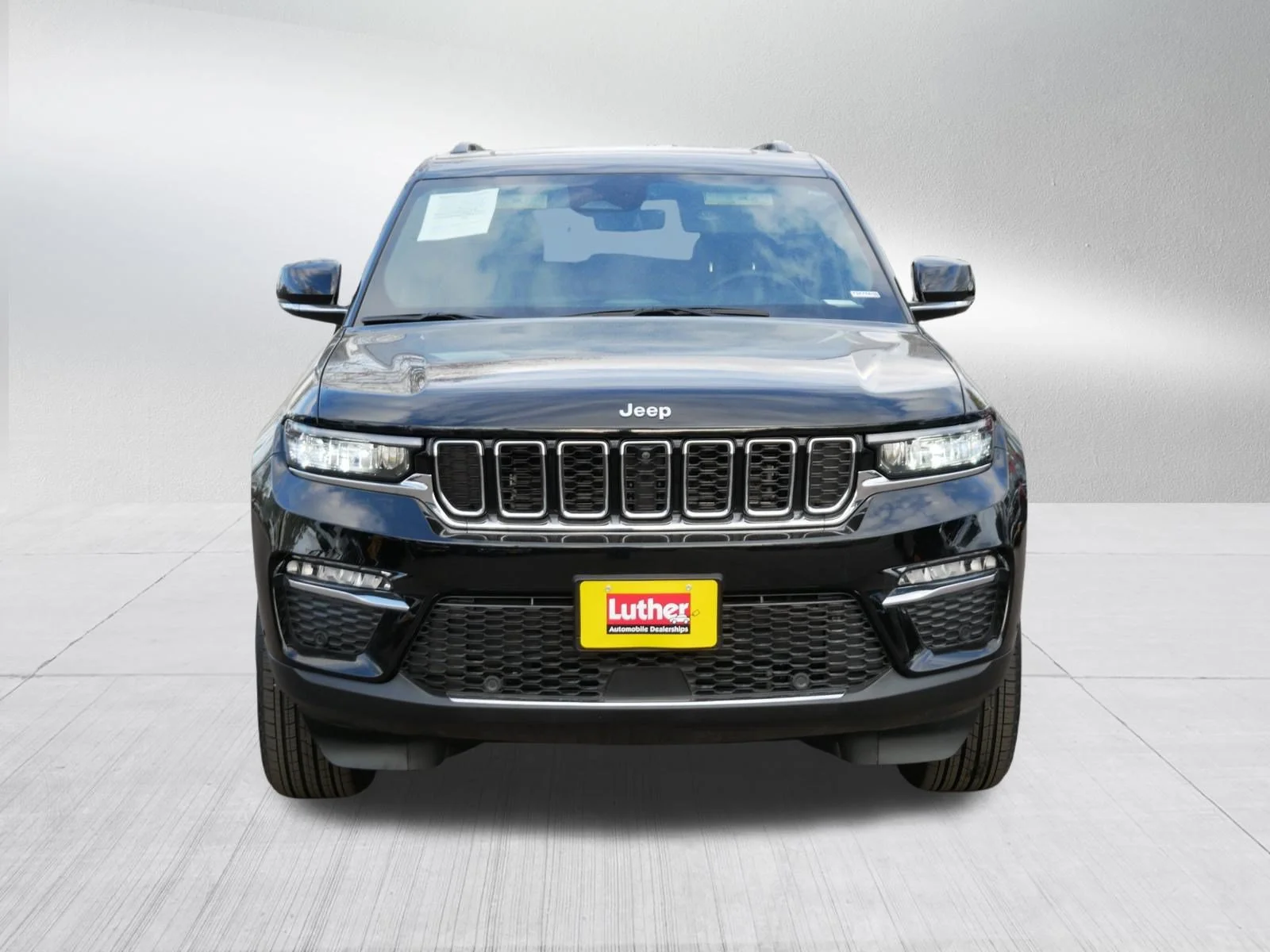 Used 2025 Diamond Black Crystal Pearlcoat Jeep  image 2