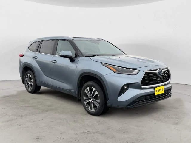 Used 2022 Moon Dust Toyota XLE image 3