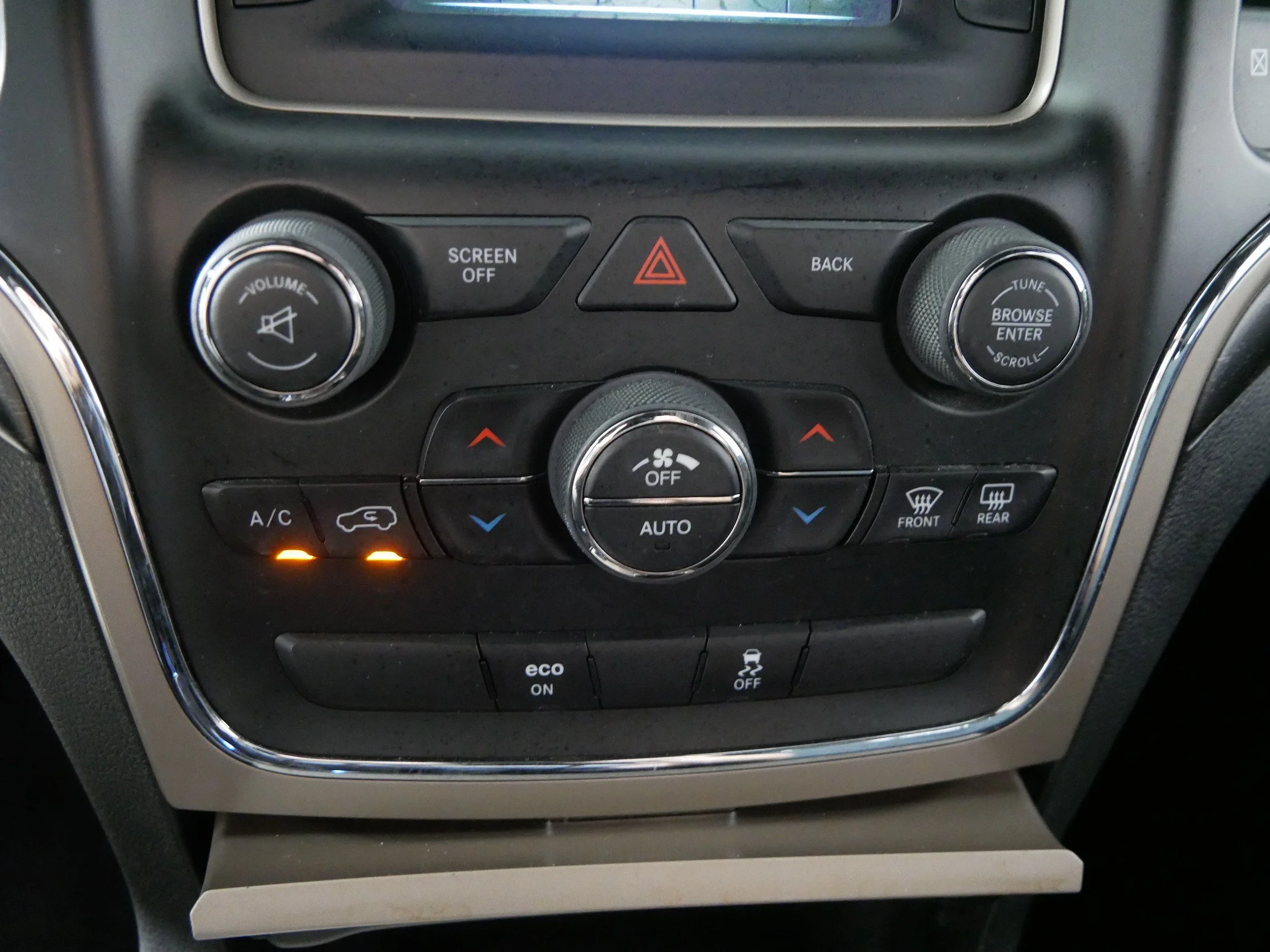 Used 2015 Billet Silver Metallic Clearcoat Jeep Laredo image 23