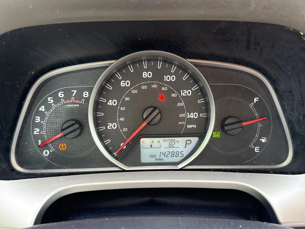 Used 2015 Classic Silver Metallic Toyota XLE image 21