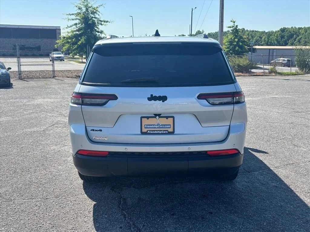 Used 2024 Silver Jeep Altitude image 25
