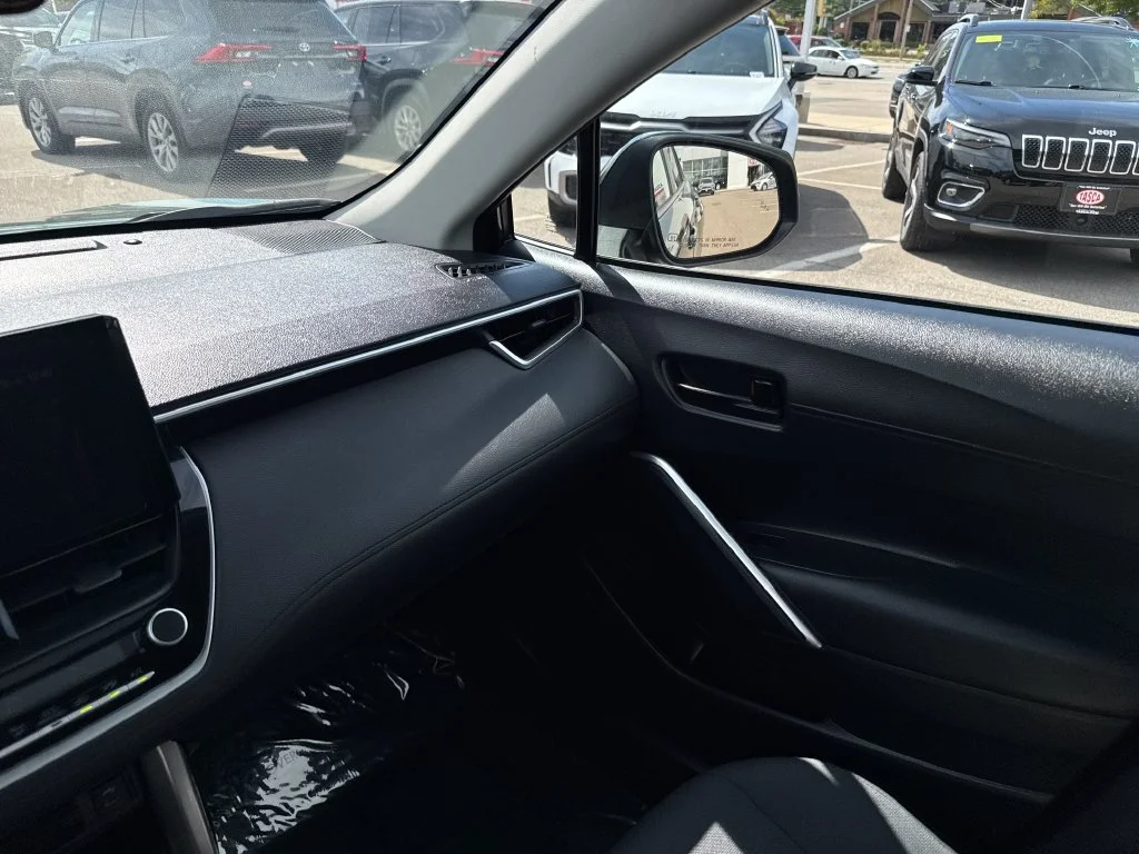 Used 2023  Toyota LE image 27