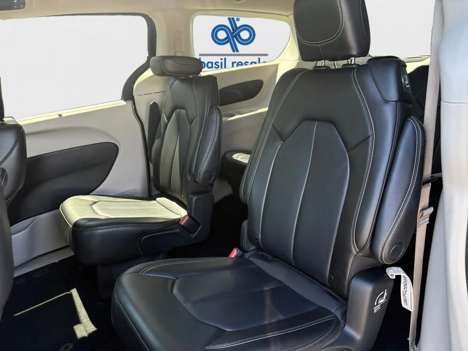 Used 2023 Brilliant Black Crystal Pearlcoat Chrysler Touring L image 17