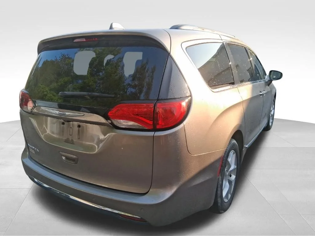 Used 2017 Silver Chrysler Touring L image 7