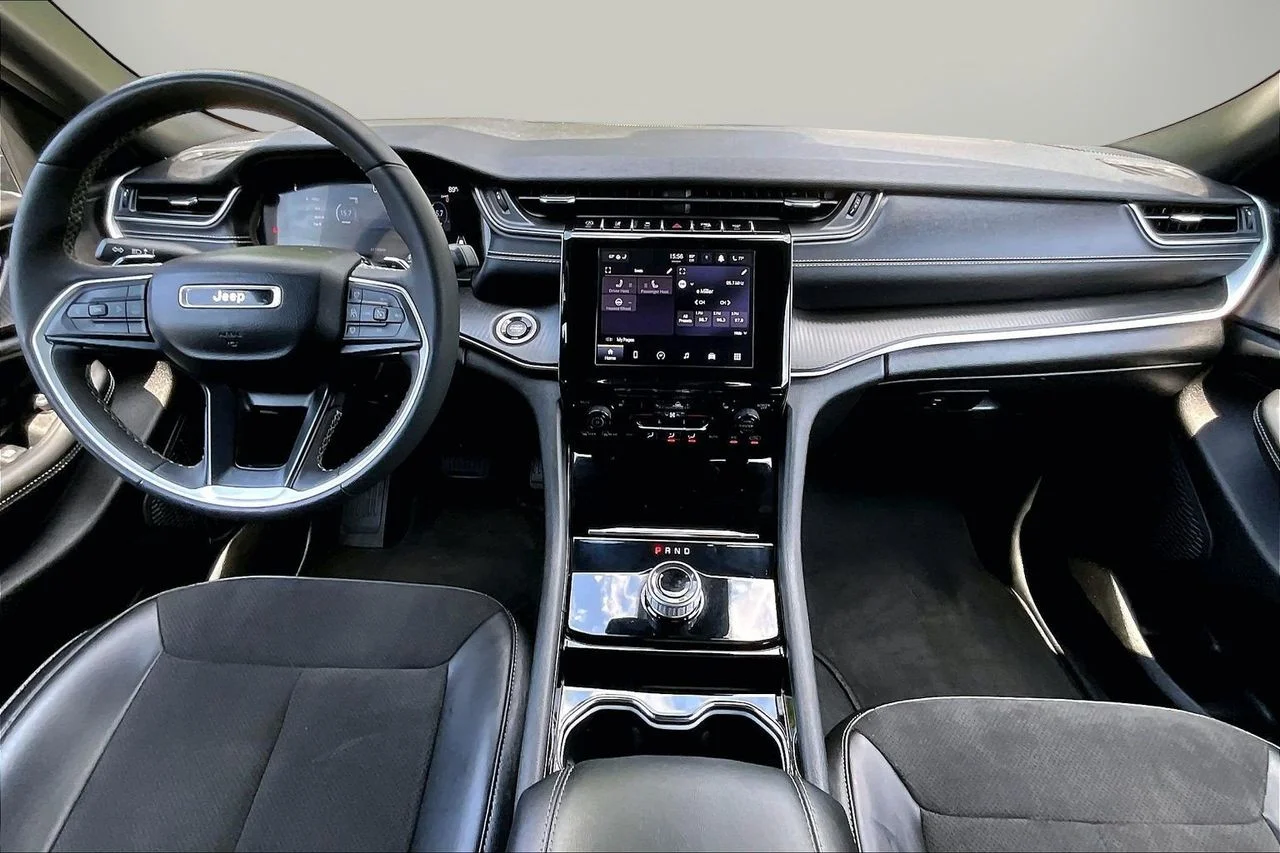 Used 2023 Silver Jeep Altitude image 13