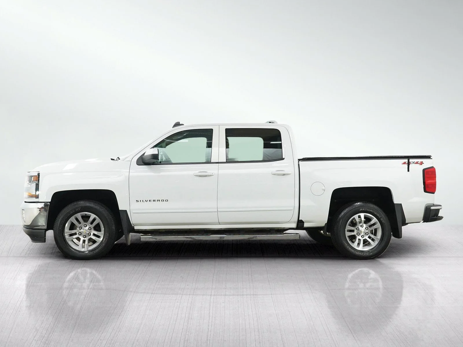 Used 2018 Chevrolet Silverado 1500 LT with VIN 3GCUKREC0JG217614 for sale in Burnsville, Minnesota
