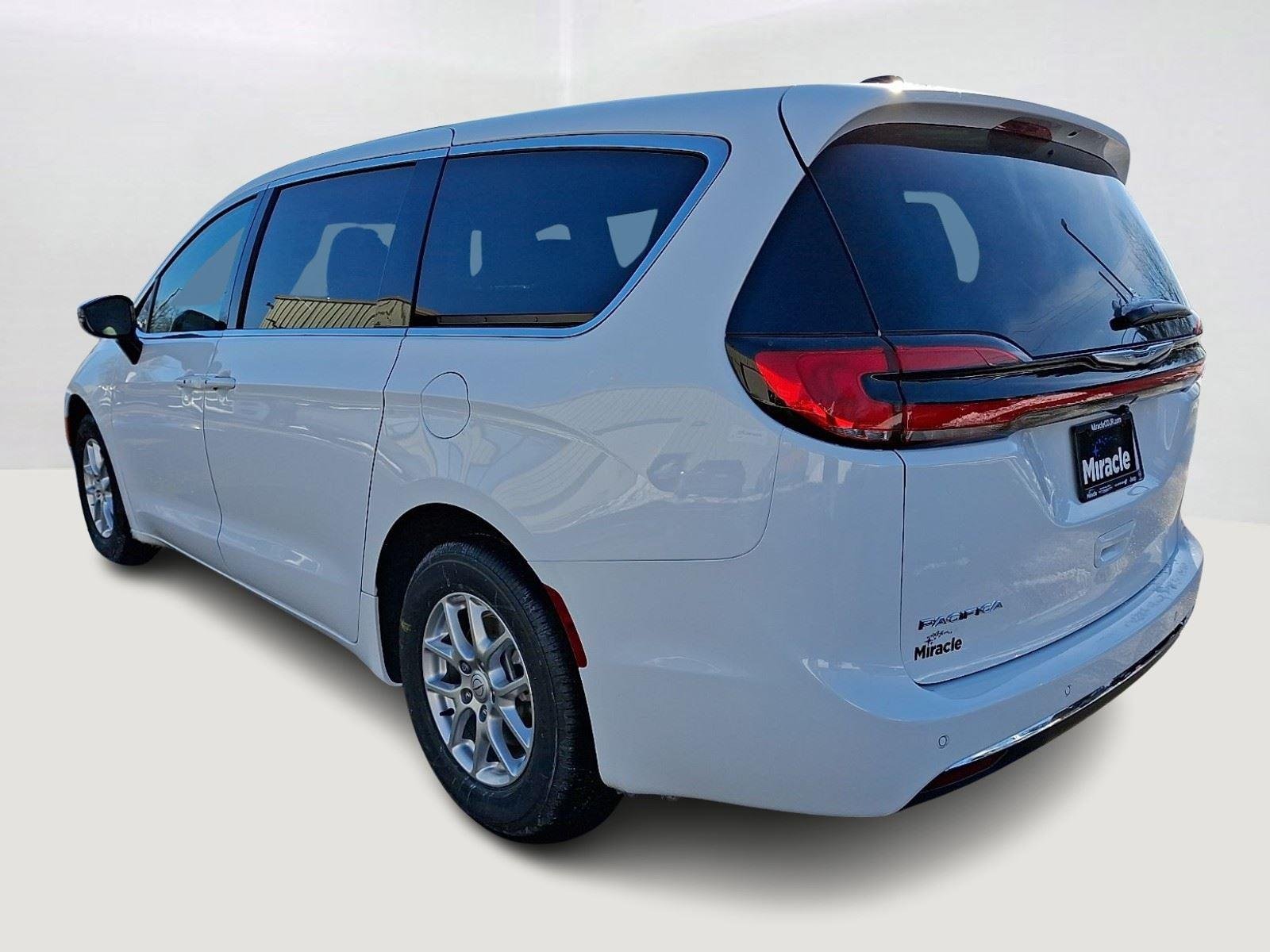 New 2026 Bright White Clear-Coat Exterior Paint Chrysler Select image 3