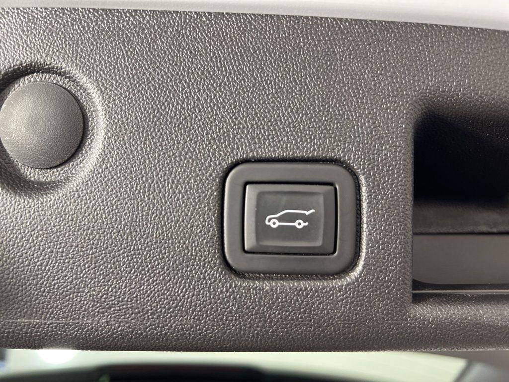 Used 2024 Summit White Chevrolet LT image 29