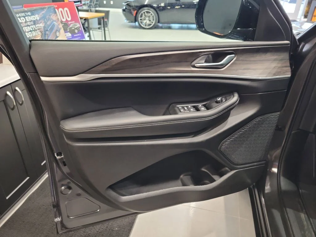 New 2026 Baltic Gray Metallic Clear-Coat Exterior Paint Jeep Altitude image 6