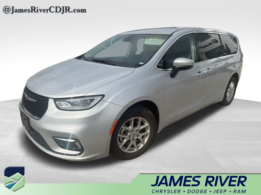 2023 Chrysler Pacifica Touring L's photo
