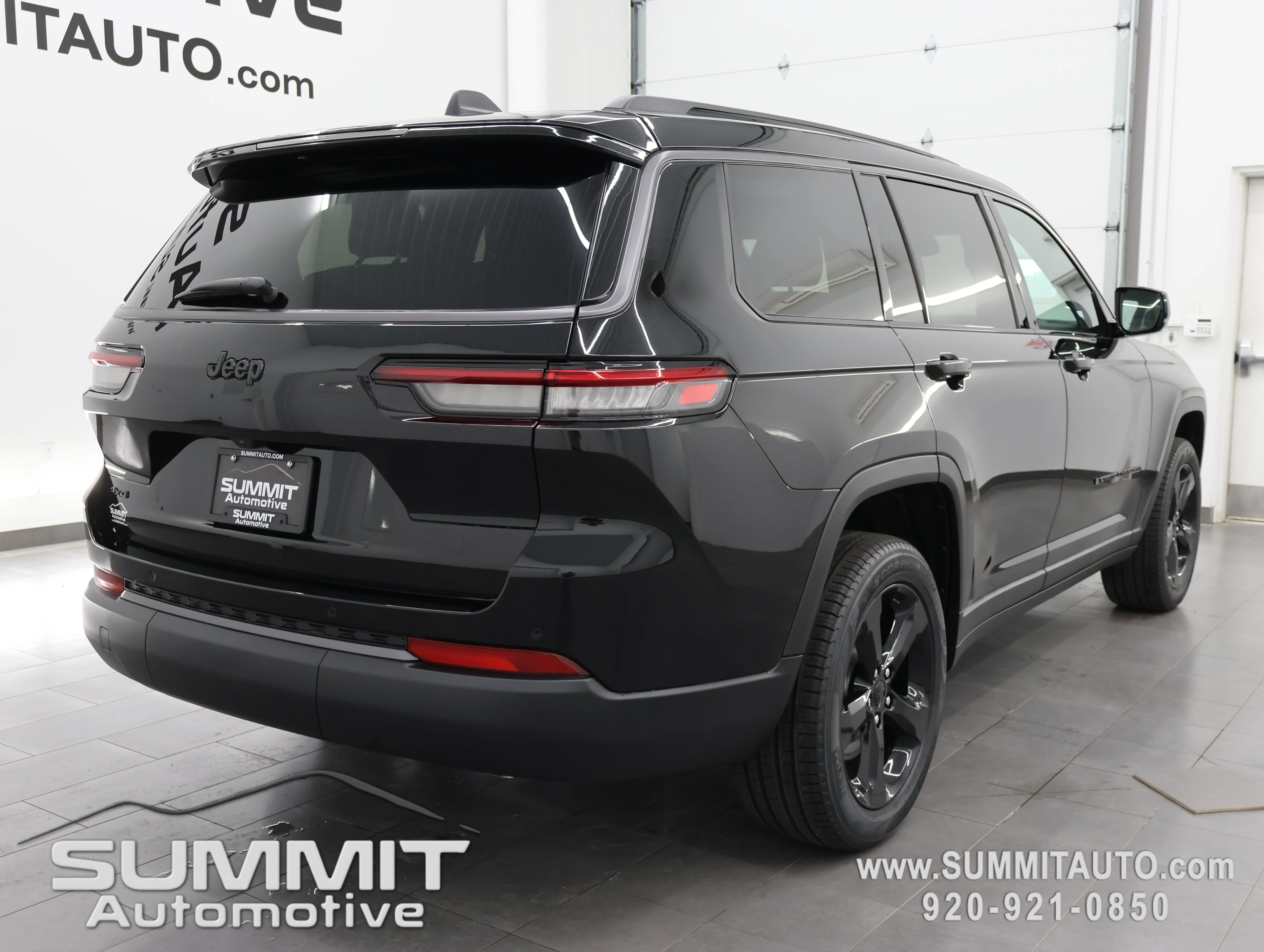 New 2026 Diamond Black Crystal Pearl-Coat Exterior Paint Jeep Limited image 4