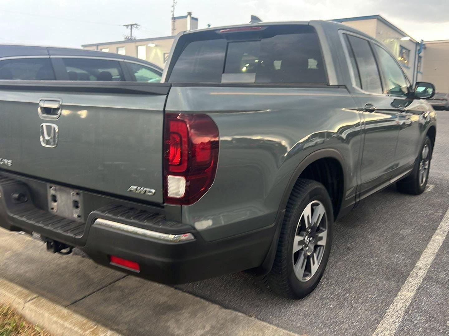 Used 2019 Forest Mist Metallic Honda RTL image 3