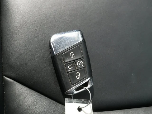 Used 2019 Gray Volkswagen 2.0T SEL image 38