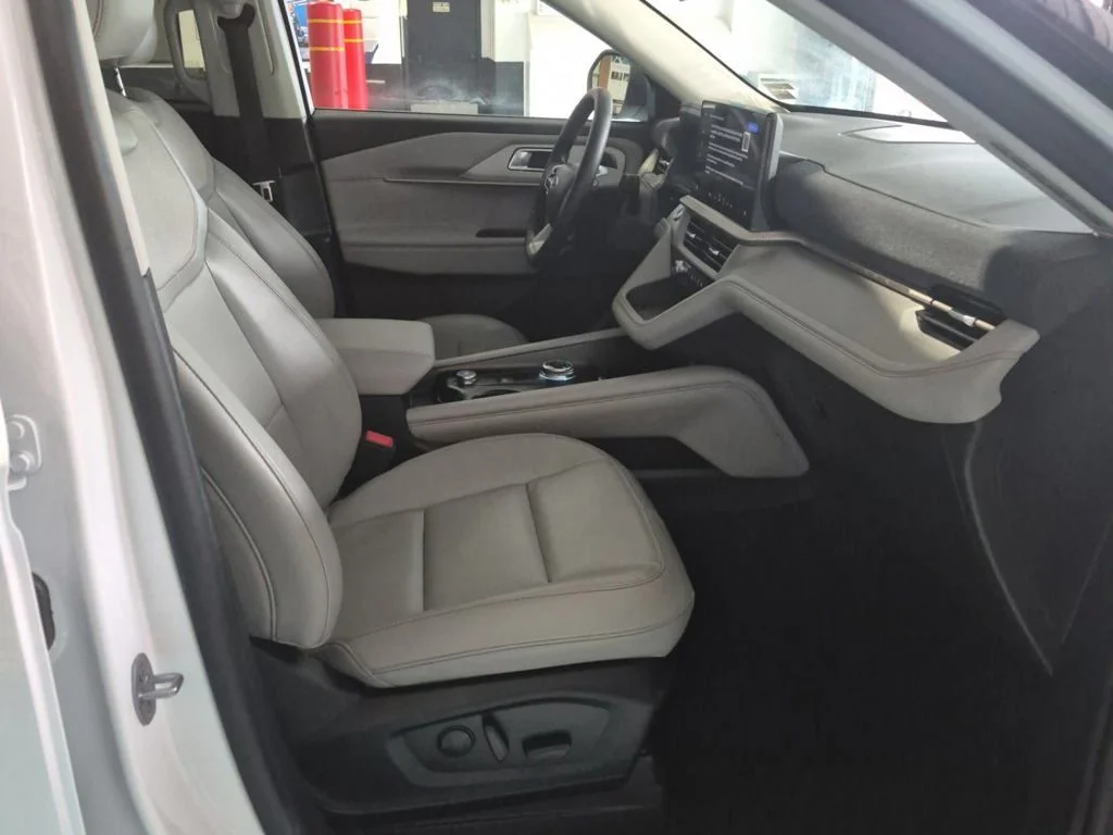 Used 2025 White Ford Active image 3