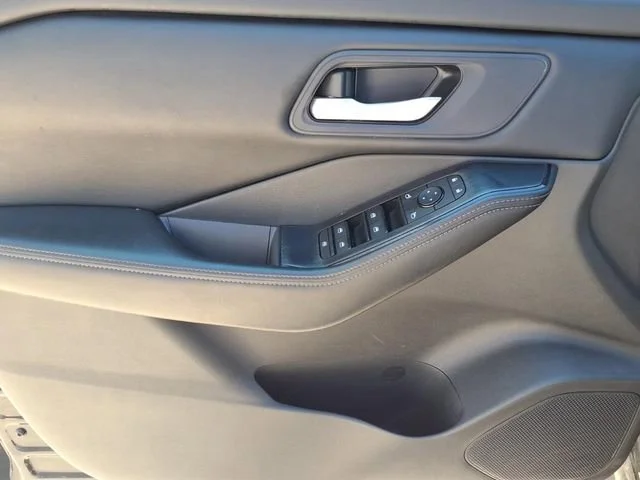 Used 2024  Nissan SV image 16