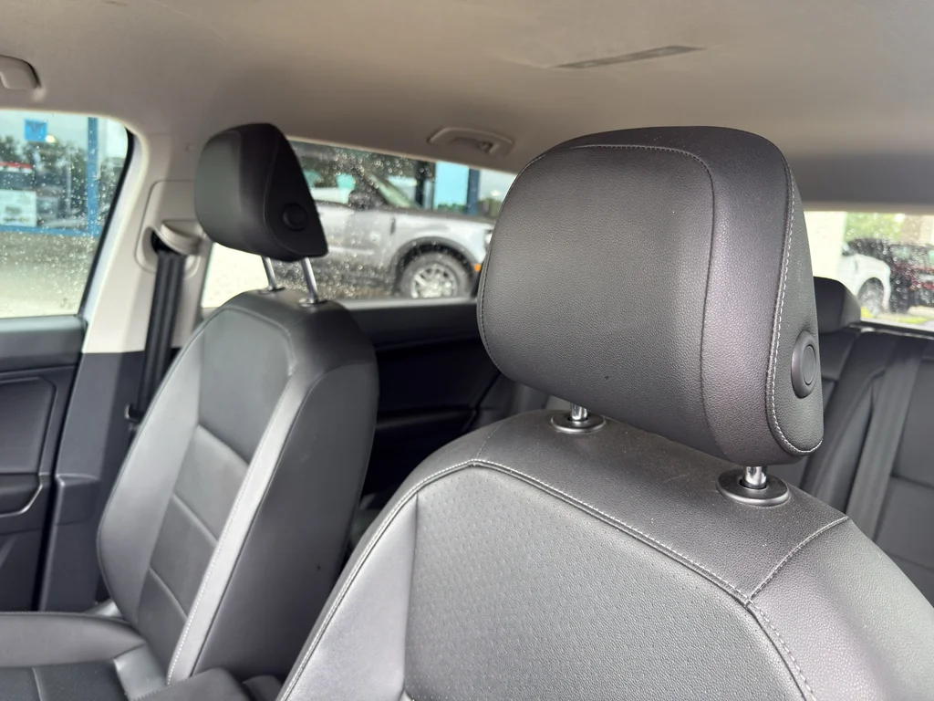 Used 2020 Pyrite Silver Metallic Volkswagen SE image 3