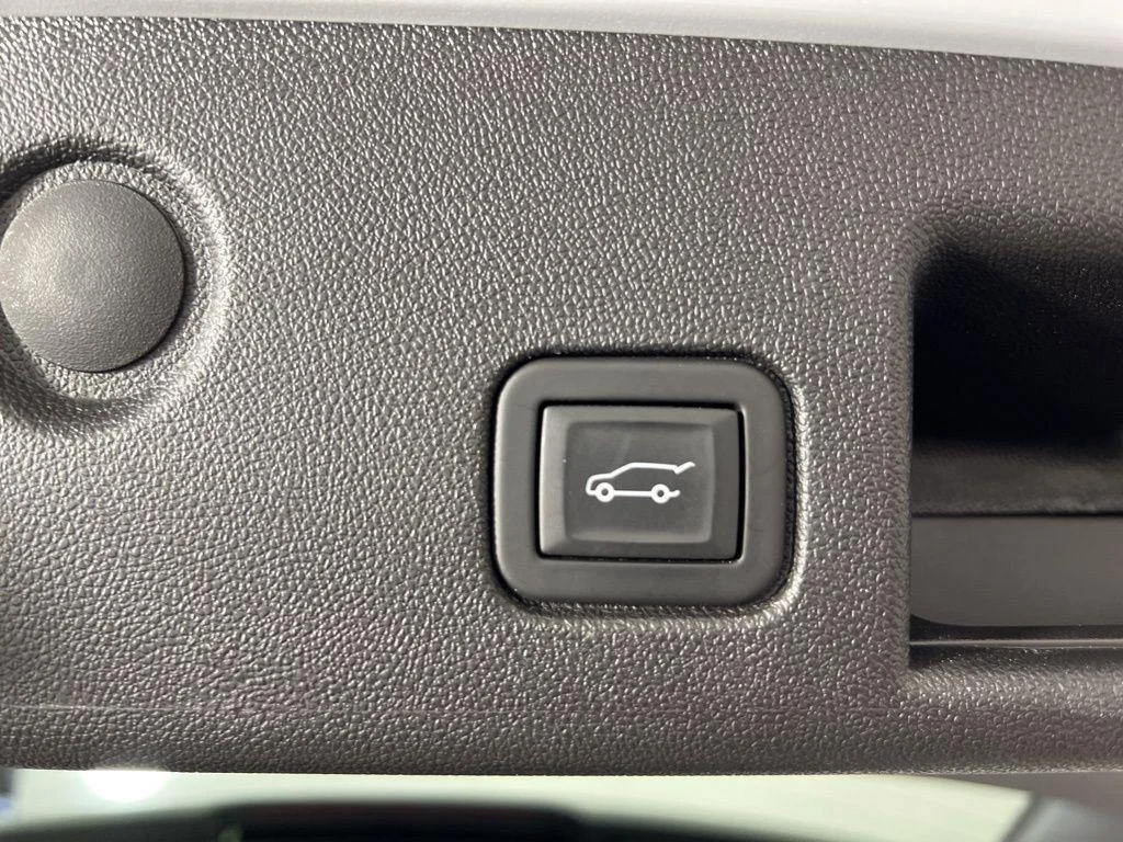 Used 2024 Summit White Chevrolet LT image 29