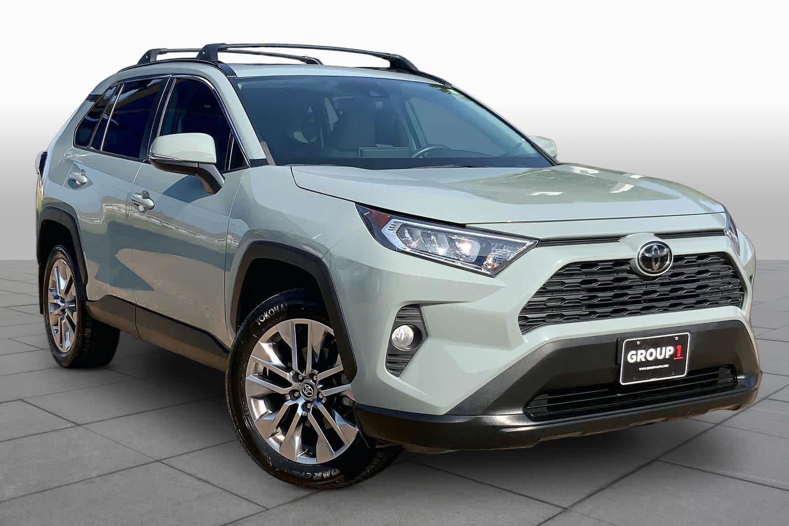 Used 2019 Lunar Rock Toyota XLE Premium image 3