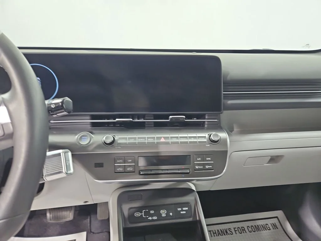 Used 2025 White Hyundai SEL Convenience image 20